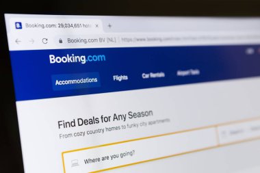 Ana bilgisayar ekranında Booking.com için resmi web sitesi