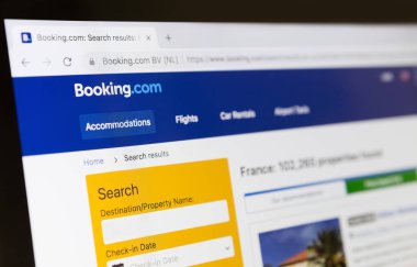 Ana bilgisayar ekranında Booking.com için resmi web sitesi