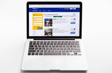 Ana bilgisayar ekranında Booking.com için resmi web sitesi