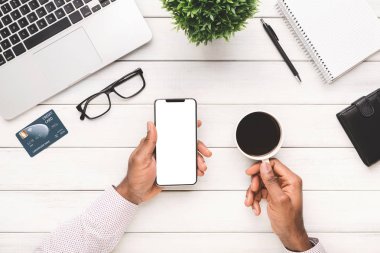 Beyaz ahşap arka plan üzerinde Smartphone kullanarak ele