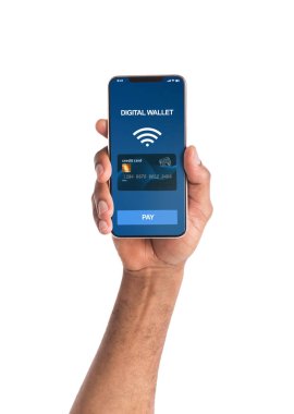 Dijital m-cüzdan uygulaması ile akıllı telefon ekranında, beyaz arka plan üzerinde izole tutan adam