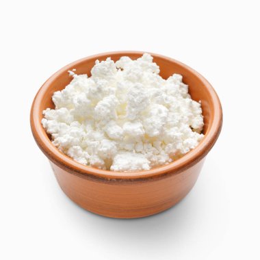 Süzme peynir beyaz arka plan üzerinde kase. Eko çiftlik ürünleri kavramı