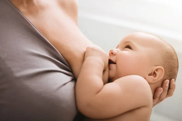 Sonriente bebé mirando en los ojos de las madres, durante la lactancia —  Fotos de Stock