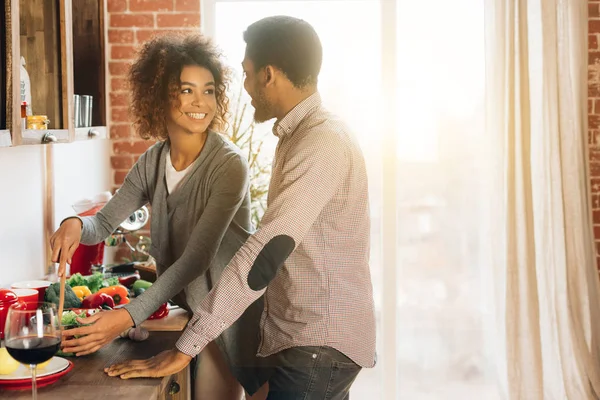 Genç Afro-Amerikan çift mutfak salata hazırlık