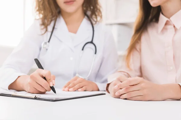 Médico nutricionista y paciente discutiendo plan de dieta —  Fotos de Stock