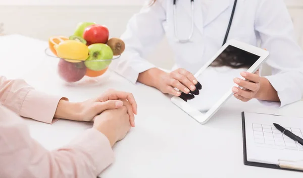 Nutritionist female doctor offers healthy alternative to medicines — Stock Photo, Image