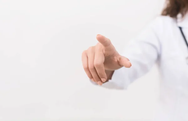 Arzt Hand berührt leeren virtuellen Bildschirm, Panorama — Stockfoto