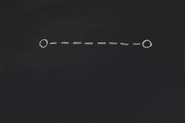 Linha pontilhada desenhada em quadro preto, espaço de cópia — Fotografia de Stock