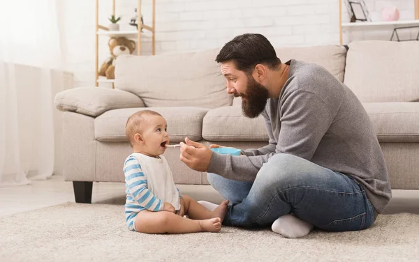 Şirin bebek oğlu evde besleme baba