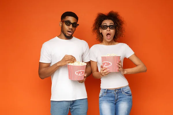 Shocked pareja 3d gafas viendo película con palomitas de maíz —  Fotos de Stock