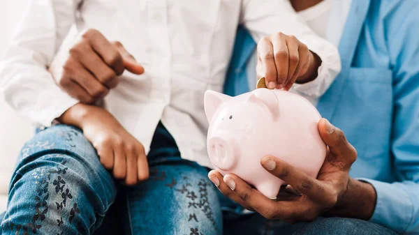 Vader en dochter geld te besparen aan piggy bank — Stockfoto