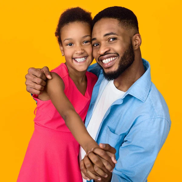 Afrikaans-Amerikaanse vader en dochter knuffelen, plezier — Stockfoto