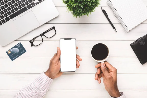 Beyaz ahşap arka plan üzerinde Smartphone kullanarak ele