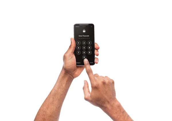 Mannen innehar moderna mobila smartphone med login-formuläret — Stockfoto