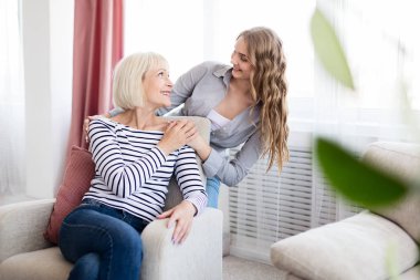 Kıdemli anne şaşırtıcı onun kızı arıyorum