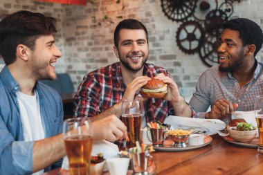 Hamburger yiyip bira barda içmeyi farklı arkadaş