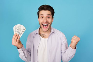 Dolar tutan ve arka plan üzerinde başarı kutluyor adam