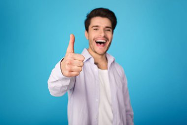 Öner. Adam gösteren başparmak yukarı ve gülümseyen