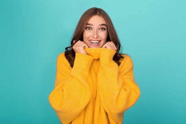 広く笑みを浮かべて黄色いセーターの面白い女性 — ストック写真
