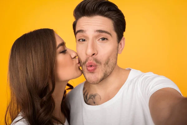 Çift selfie, kadın erkek arkadaşı yanak içinde öpüşme yapma — Stok fotoğraf