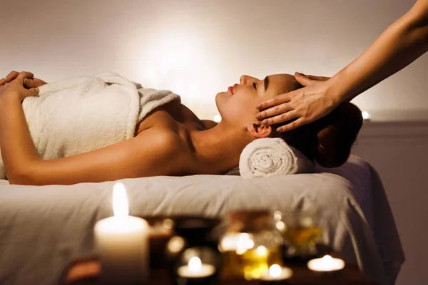 Menina fazendo massagem facial, relaxando no salão de spa — Fotografia de Stock