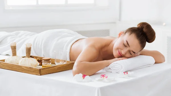 Jeune femme dans le salon de spa, en attente d'aromathérapie — Photo