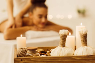Mumlar ve rahatlatıcı kadın aroma spa kompozisyonu
