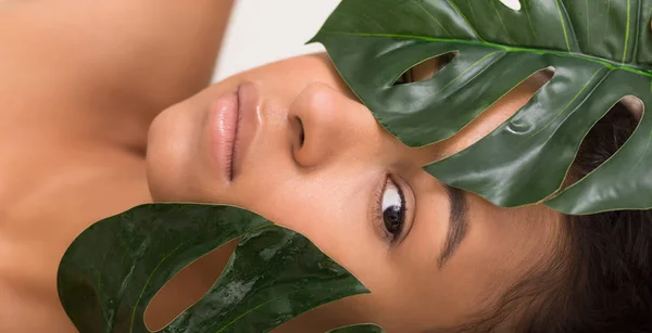 Natural beauty. Woman with green tropical leaves — Stock Photo, Image