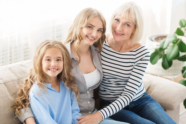 Generación de mujeres felices: abuelita, madre e hija — Foto de Stock