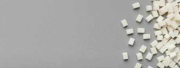 灰色の背景に精製された白砂糖パターン — ストック写真