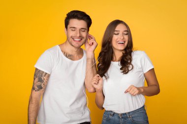 Heyecanlı çift kulaklık üzerinden müzik