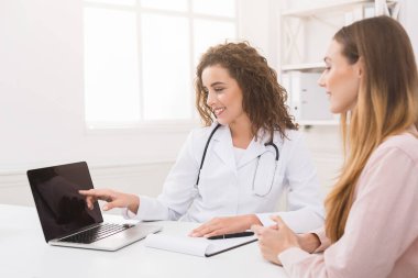 Dizüstü bilgisayar ve elektronik tıbbi kayıt sistemi kullanarak doktor