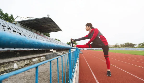 Sport girl doing exercise in the stadium. — Zdjęcie stockowe