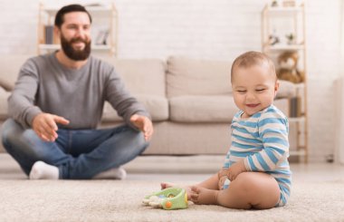 Bebek oğluyla evde katta oynama baba