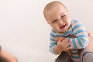 Havada baba holding mutlu bebek evlat