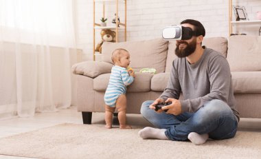 VR kulaklık ve joystick, yalnız oynayan bebek kullanarak baba