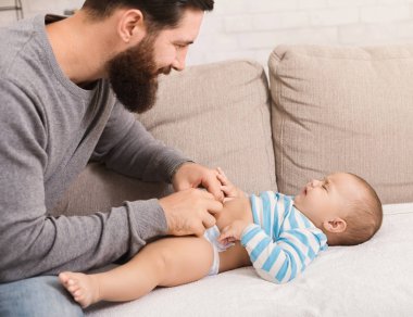 Ağlayan Bebek oğlu bebek bezi değiştirme baba