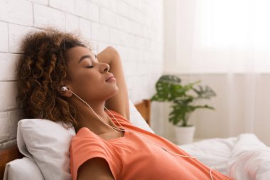 Rahatlatıcı ve müzik Afrikalı-Amerikalı kadın