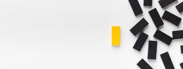 Żółty blok stojący spośród czarne — Zdjęcie stockowe