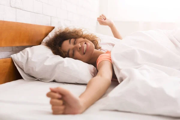 Mulher feliz acordando depois de dormir na cama — Fotografia de Stock