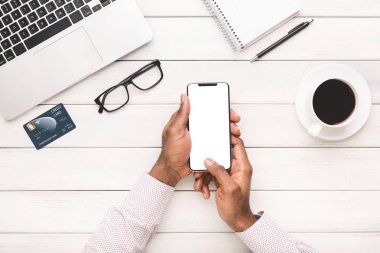 Beyaz ahşap arka plan üzerinde Smartphone kullanarak ele