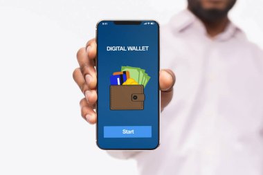 Smartphone dijital m-cüzdan uygulaması ile tutan adam