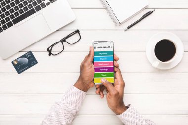 Dijital m-cüzdan uygulaması ile akıllı telefon kullanan adam