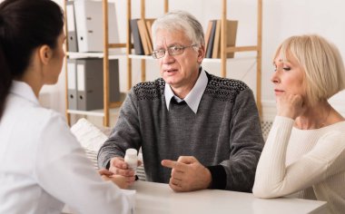 Pescription tıp için üst düzey çift açıklayan hemşire