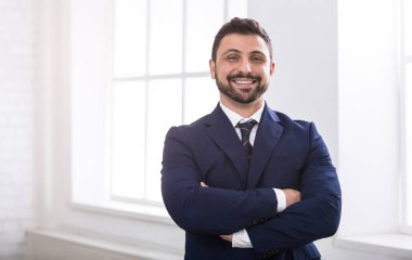 Kameraya bakarak ve gülümseyen başarılı iş adamı