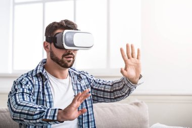 Sanal gerçeklik gözlük evde enjoyin adam
