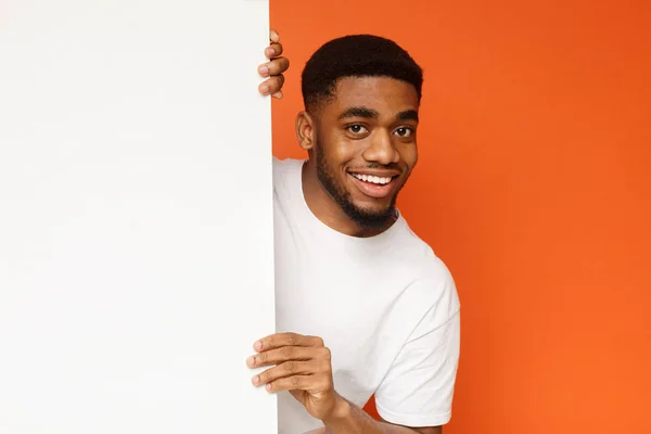 Unga Afroamerikansk Man Tittar Vita Tomma Plakatet Redo För Din — Stockfoto