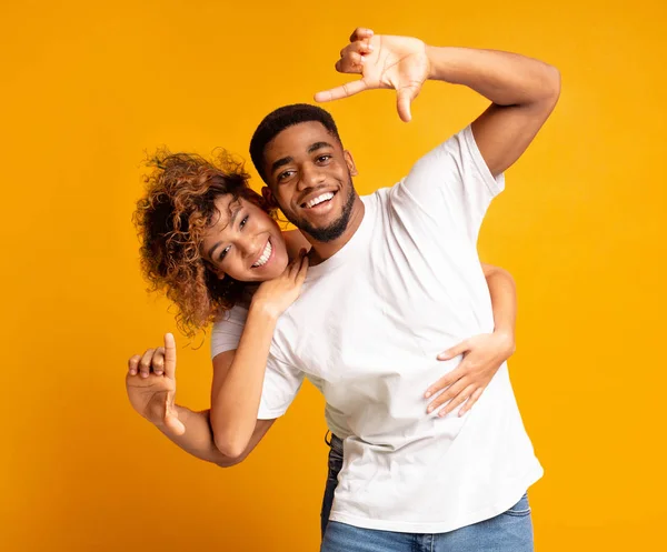 Casal se divertindo tirando foto com câmera imaginária — Fotografia de Stock