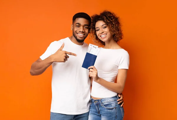 Heureux jeune couple noir tenant passeports et billets — Photo