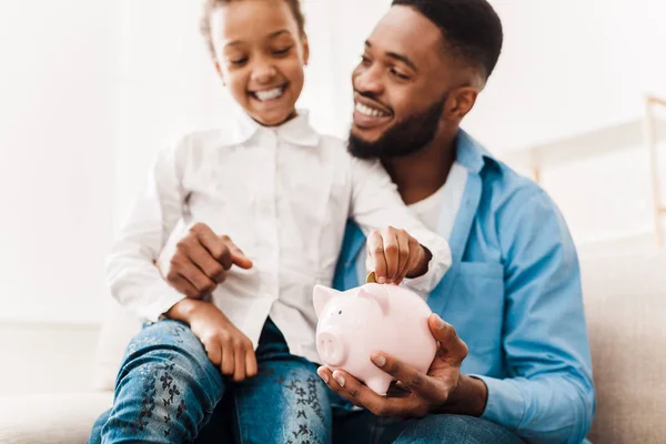 Girl Father Putting Coin Piggy Bank Sitting Sofa Home — Stock Photo, Image